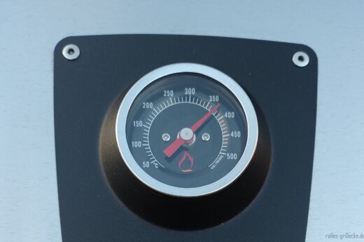 Das Deckelthermometer eines Grills - scherzhaft auch Schätzeisen genannt.