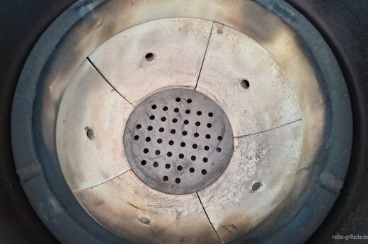 Mehrteilige Feuerbox des Monolith Keramikgrills TWO55