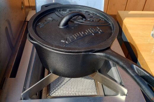 Seitenbrenner mit Pfannen-Einsatz für Pfannen, Töpfe und Woks.