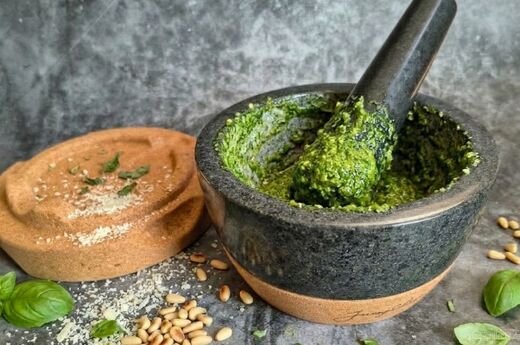 Basilikum Pesto Rezept - Zubereitet mit Mörser und Stößel - Grillbeilage