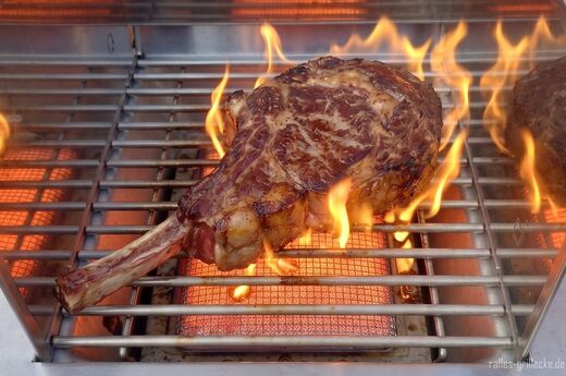 Steak auf dem Keramikbrenner scharf anbraten