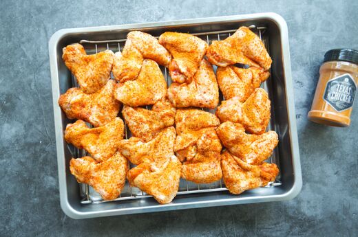 Gegrillte Chicken Wings BBQ-Style mit würziger Glasur – knusprige Hähnchenflügel als beliebtes Grillrezept mit Raucharoma