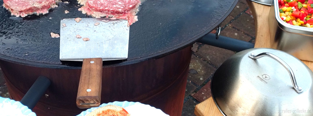 Nützliches Zubehör für Plancha und Grillplatte - Wender und Garhaube